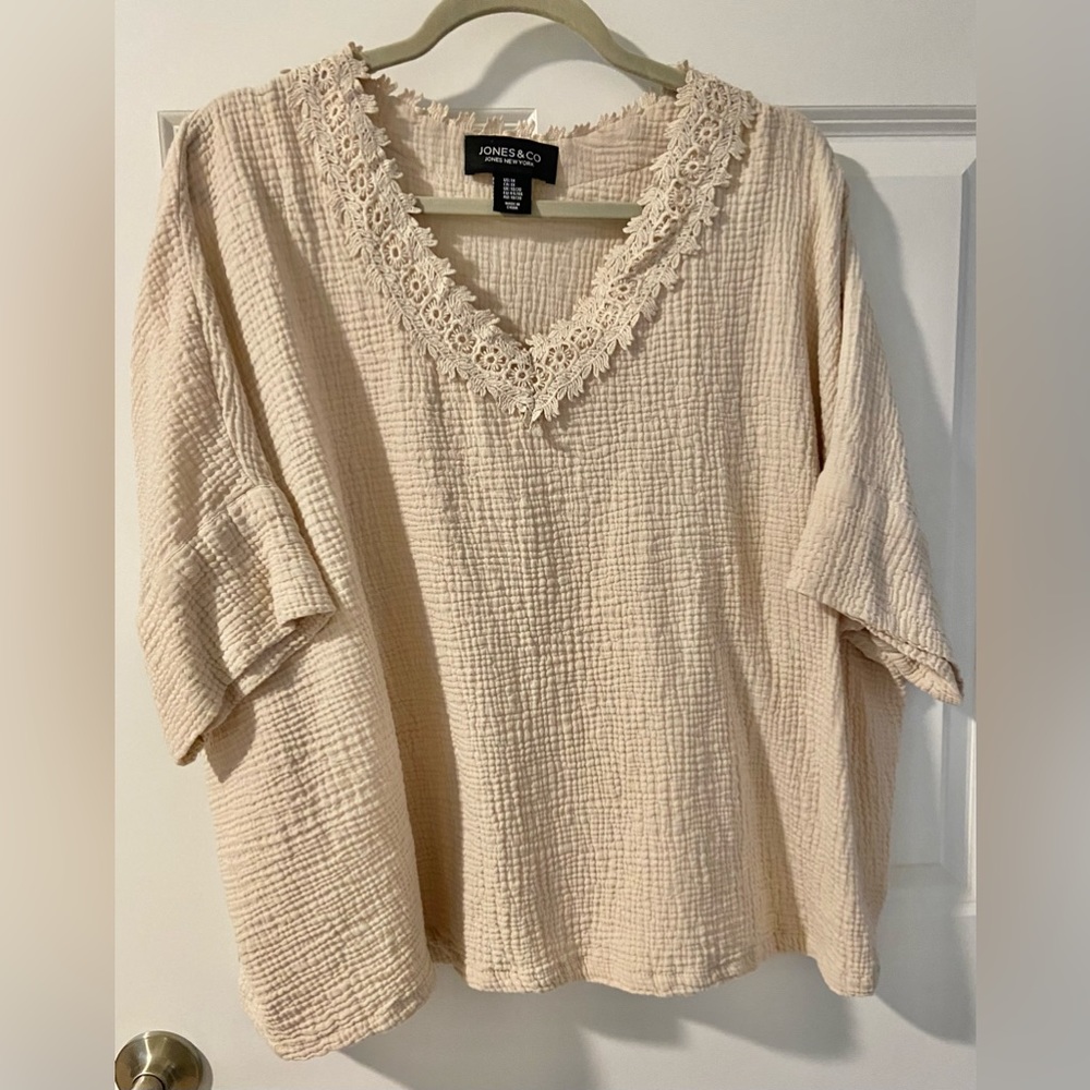 Jones and Co. Jones New York lace neckline cream v-neck blouse